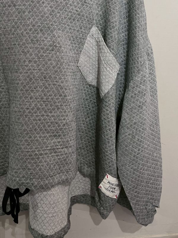 灰色菱格紋前短後長抽繩連帽上衣 