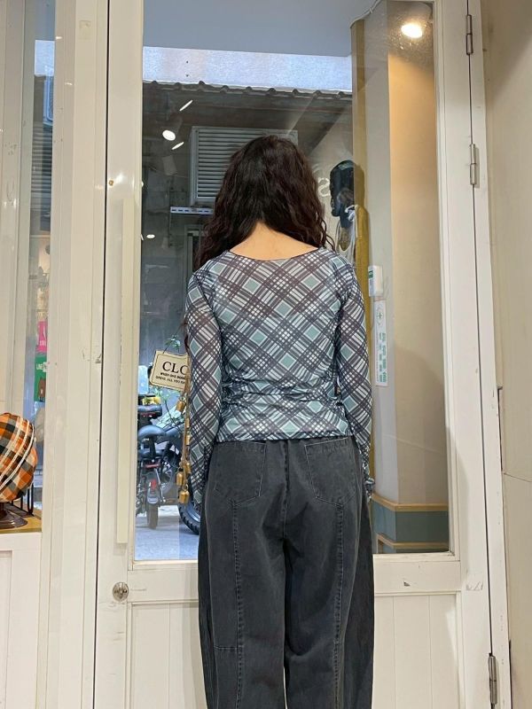 菱格紋造型木耳滾邊透膚長袖上衣 