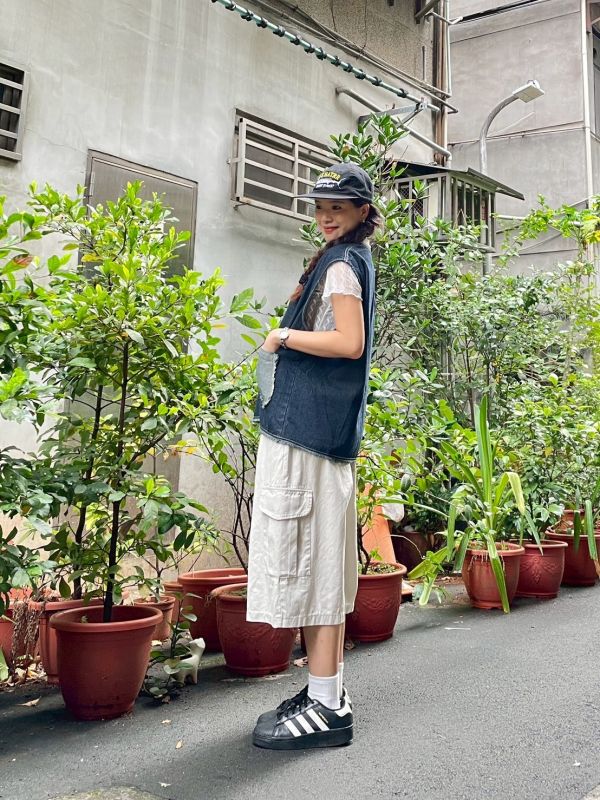 抽鬚雙口袋V領寬鬆牛仔背心 