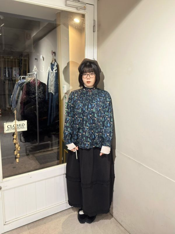 滿版圖騰皺皺彈力布拼接長袖上衣 