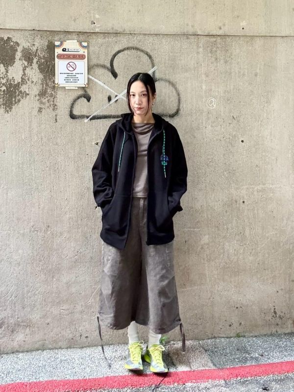 撞色抽繩大印花黑色帽踢外套 
