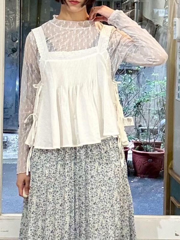 版滿蝴蝶結刺繡微高領透膚長袖上衣 