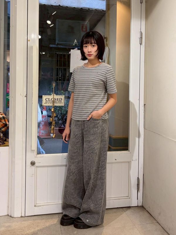 撞色橫紋胸前銀標上衣 