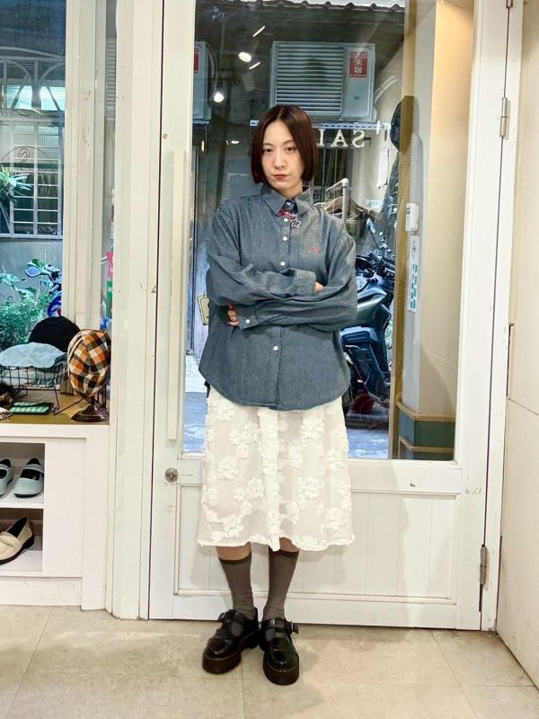 白色滿版立體花及膝裙 