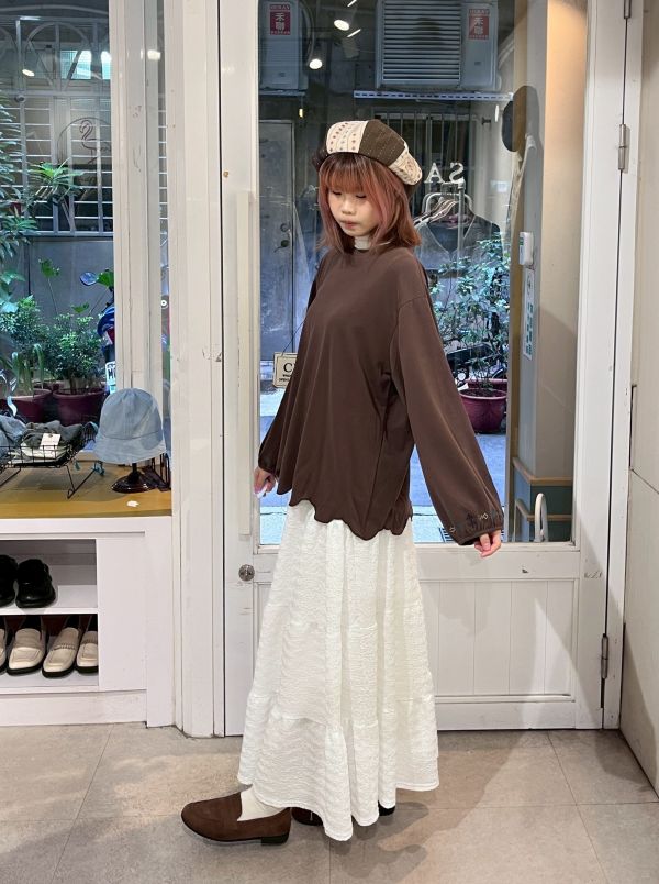 刺繡弧形花邊燈籠長袖上衣 