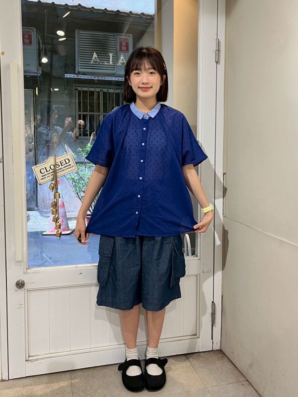 淺藍領撞色立體刺繡包布釦透膚襯衫 