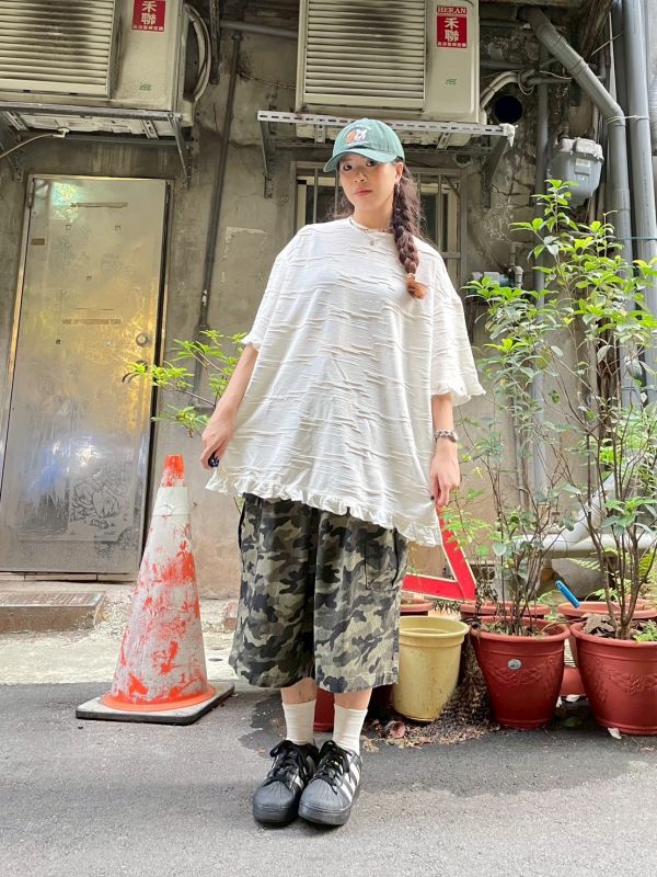 立體紋路木耳捲邊側開衩落肩長版寬鬆上衣 