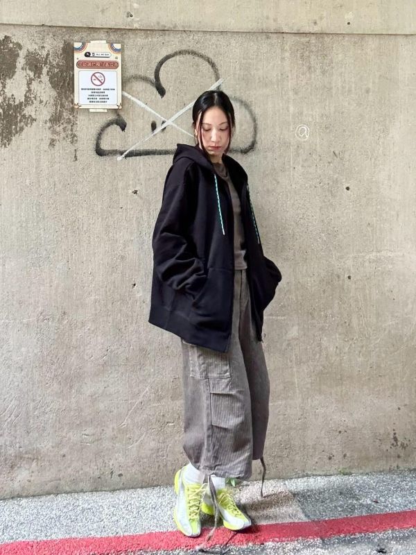撞色抽繩大印花黑色帽踢外套 