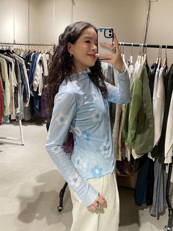 滿版撞色花朵透膚木耳捲邊上衣 