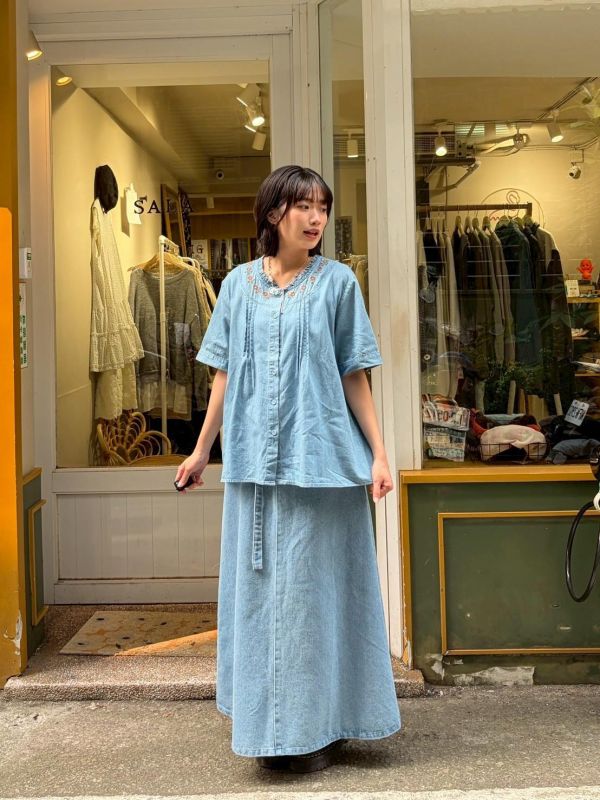 刺繡打小花胸前褶軟牛仔料上衣 