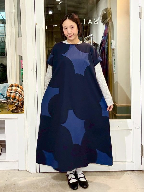 藍色色塊圓領長版洋裝 