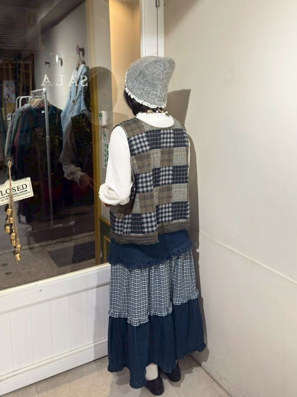 格紋拼接下擺刺繡抽鬚背心 