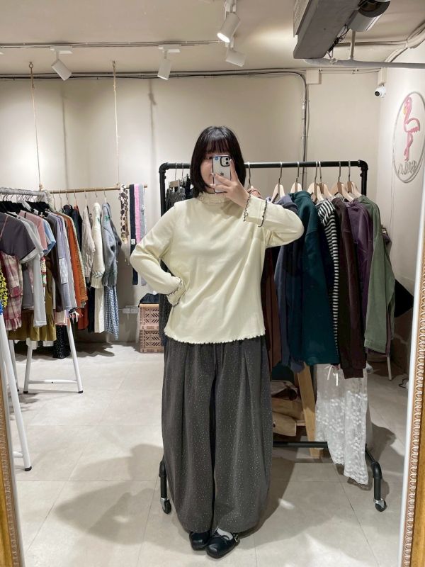 蕾絲撞色雙滾邊直條壓紋上衣 