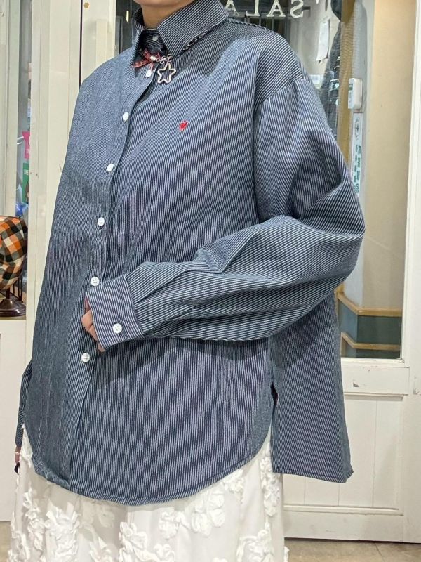 刺繡小愛心細條紋挺版牛仔襯衫 