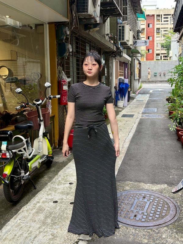 黑白橫條彈性合身魚尾裙套裝 