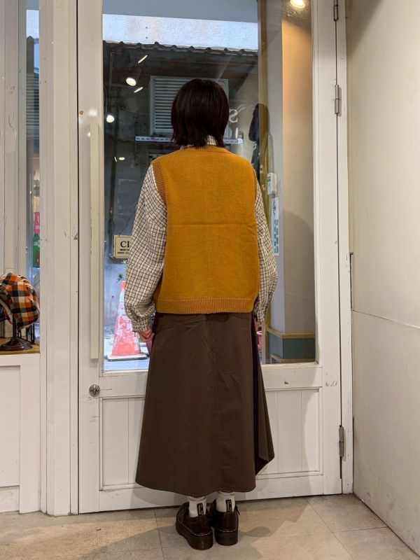 針織彩色扣波紋造型背心 