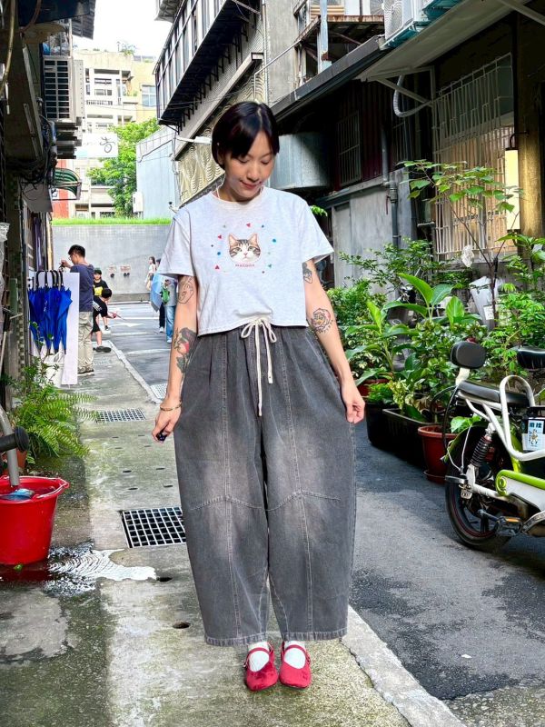 鬆緊腰抽繩彎刀牛仔褲 