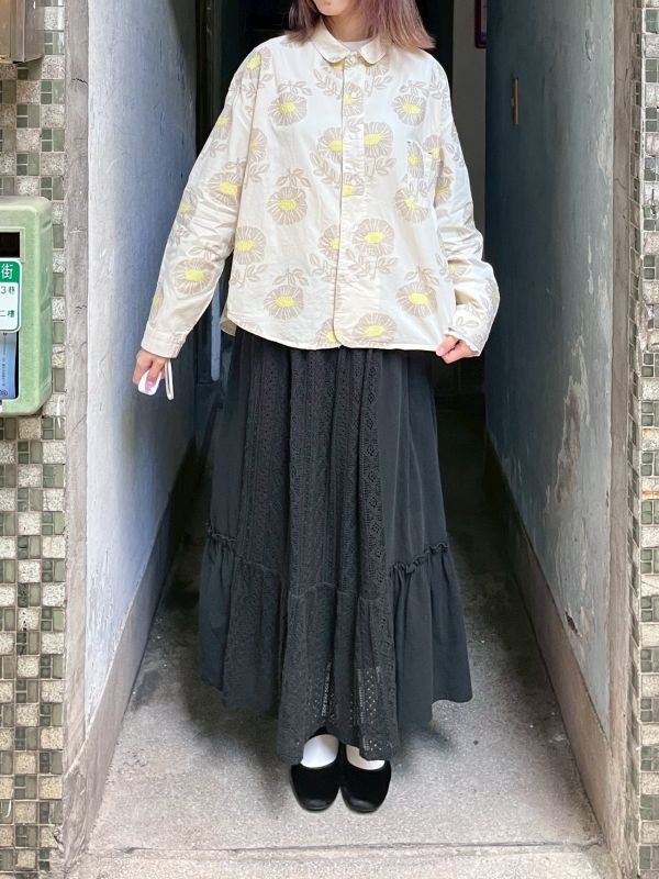 米色滿版立體花朵襯衫 