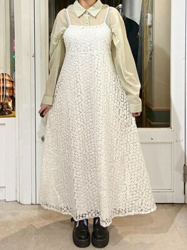 側拉鍊滿版刺繡小花吊帶背心洋裝 