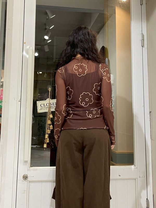 滿版插畫小花木耳捲邊透露上衣 