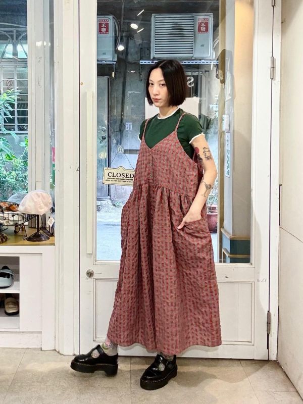 紅格子小布標吊帶背心裙 