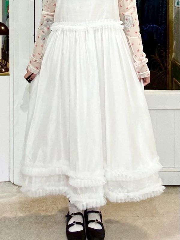 白色光澤感吊帶背心紗裙洋裝 