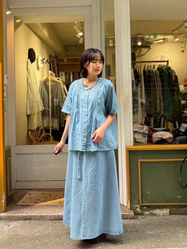 刺繡打小花胸前褶軟牛仔料上衣 