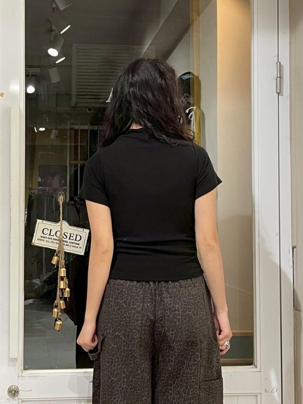 簡約素色微高領側抓皺合身短袖上衣 