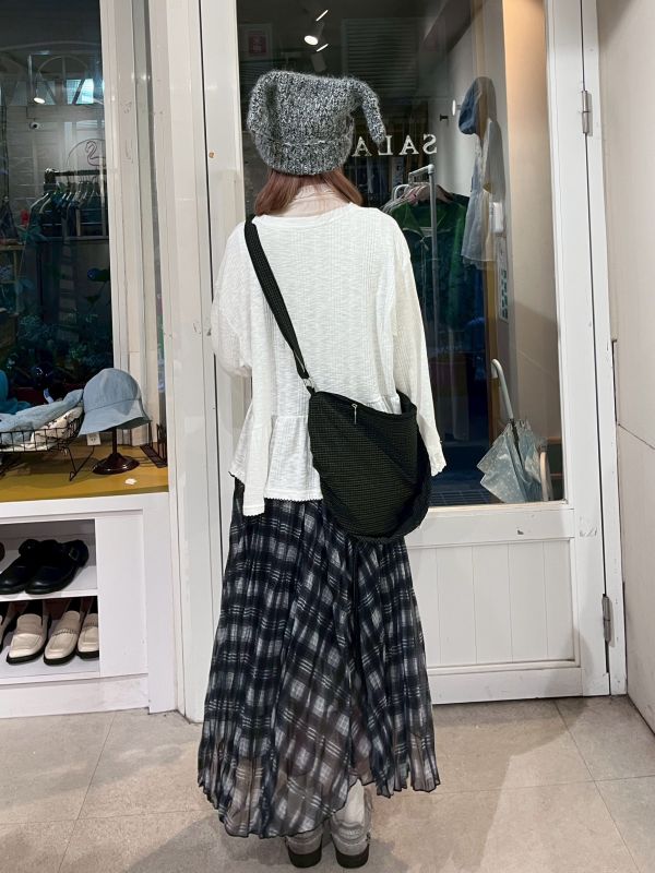 白色直紋花邊長袖針織上衣 