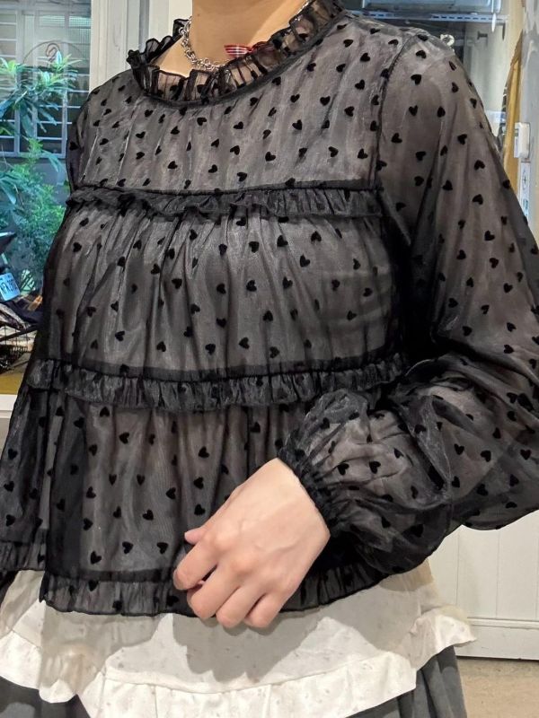 滿版愛心木耳寬領透膚短版長袖上衣 