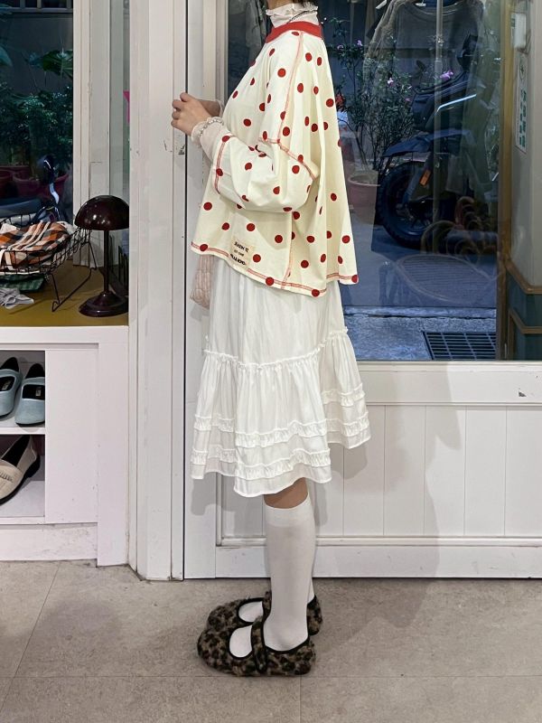 圓點反車線刺繡字母小標上衣 