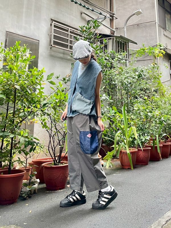 牛仔x刷刷布拼接立體口袋小布標鬆緊腰寬褲 