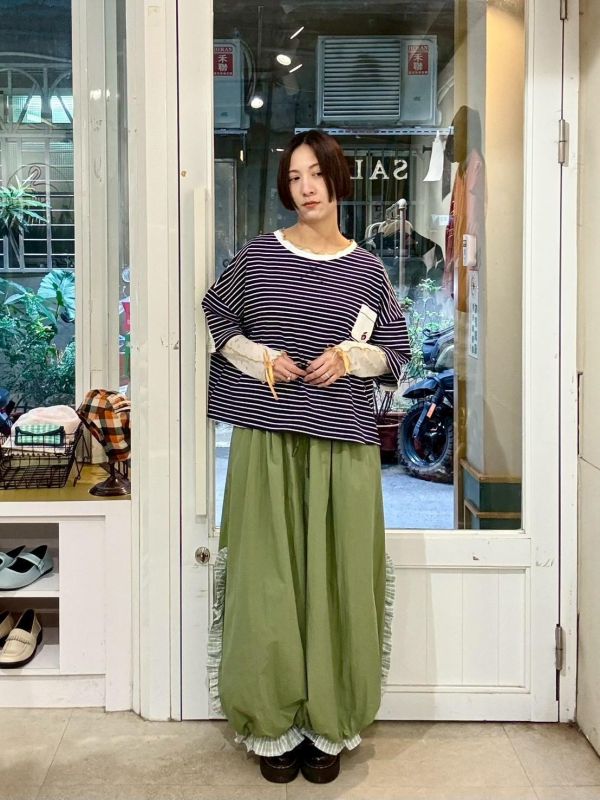 白色拼接口袋蘋果刺繡落肩短版條紋上衣 