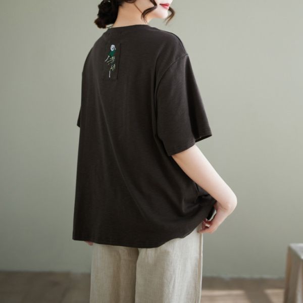 上衣 - A8019 女孩刺繡咖啡上衣【加大F】 
