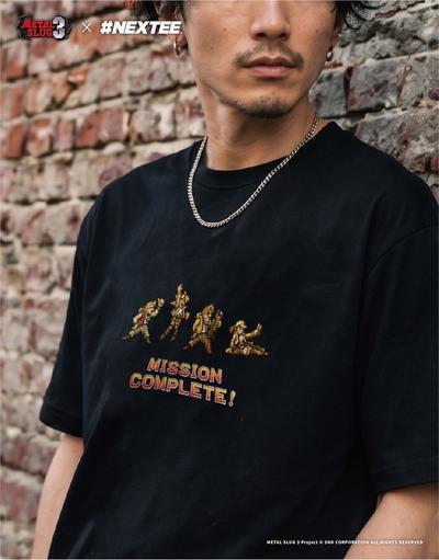 NEXTee 合金彈頭MetalSlug MissionComplete 寬版短袖T恤 黑&白 NEXTee 合金彈頭MetalSlug MissionComplete 寬版短袖T恤 黑&白