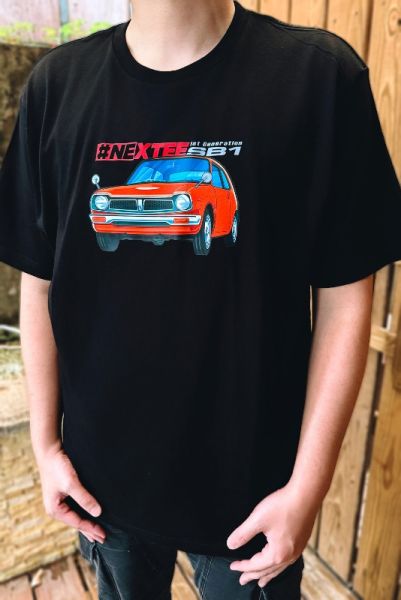 NEXTee 翻轉模玩系列 初代喜美 短袖T恤 黑色 NEXTee 翻轉模玩系列 初代喜美 短袖T恤 黑色