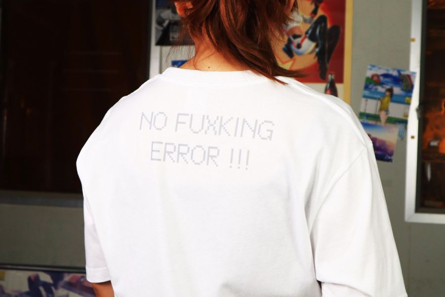 NEXTee 翻轉模玩 Error 短袖T恤 白色＆黑色 NEXTee 翻轉模玩 Error 短袖T恤 白色＆黑色