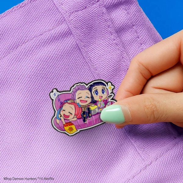 KPOP 獵魔女團 Demon Hunters 金屬徽章 HUNTR/X 女團 沙發 沙發 沙發 Couch couch couch KPOP 獵魔女團 Demon Hunters 金屬徽章 HUNTR/X 女團 沙發 沙發 沙發 Couch couch couch