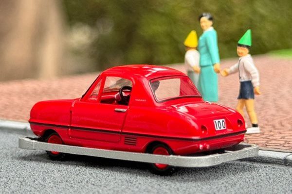 (預購) TOMYTEC 1/64 兒童王國 x TLV DATSUN Baby 兒童車 紅色 附人偶 20251102 TOMYTEC 1/64 兒童王國 x TLV DATSUN Baby 兒童車 紅色 附人偶