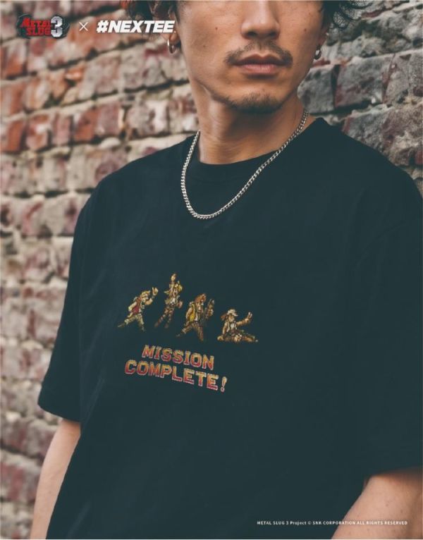 NEXTee 合金彈頭MetalSlug MissionComplete 寬版短袖T恤 黑&白 NEXTee 合金彈頭MetalSlug MissionComplete 寬版短袖T恤 黑&白