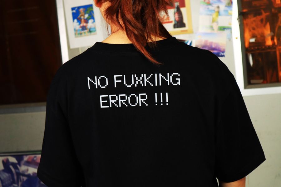 NEXTee 翻轉模玩 Error 短袖T恤 白色＆黑色 NEXTee 翻轉模玩 Error 短袖T恤 白色＆黑色