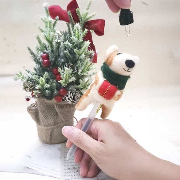 聖誕柴犬擴香筆套香氛禮盒｜檜山坊 × 羊毛出在羊山上 聯名款 聖誕禮物,聖誕節禮物,聖誕交換禮物,聖誕香氛禮盒,香氛小物,柴犬香氛,擴香筆套,羊毛氈柴犬,檜山坊,羊毛出在羊山上,聯名香氛,檜木精油,辦公室療癒小物,居家香氛,讀書香氛,放鬆香氣,療癒禮盒,手作香氛,聖誕節送禮推薦,質感小禮物,可愛禮盒,療癒小物