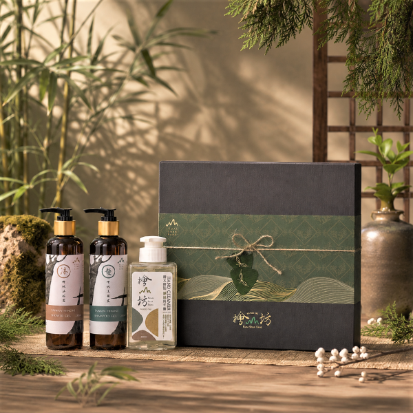 預購-【端午禮盒推出】禮浴護手尊爵黑禮盒 (沐浴露250ml+洗髮露250ml+洗手露330ml) 馬年禮盒,人氣禮盒,新年禮盒推薦,企業送禮推薦,ESG,天然精油,精油療效,檜木功效,精油品牌推薦,檜木香氛,檜木精油,檜木沐浴乳,檜木洗髮,檜木洗手,檜木,檜山坊,精油,禮物,中秋,端午,企業採購,客製化,禮盒,送禮,中秋,中秋禮盒,中秋送禮,伴手禮,天然沐浴乳,精油沐浴乳,家居用品