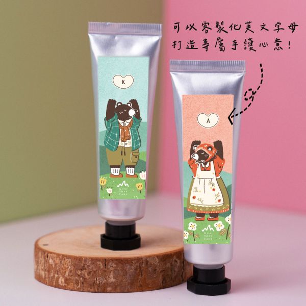 【愛在手心】情人節限定 英文字母客製護手霜─兩入組 情人節護手霜,情人節送禮,英文字母客製,客製化護手霜,情人節禮物推薦,浪漫護手霜,專屬禮物,客製英文字母禮物,情人節限定,情人節禮物,護手霜禮盒,護手霜推薦,情人節禮物女孩,情人節禮物男生,英文字母護手霜,香氛護手霜,情人節香氛,情人節護手禮盒,檜木香氛護手霜