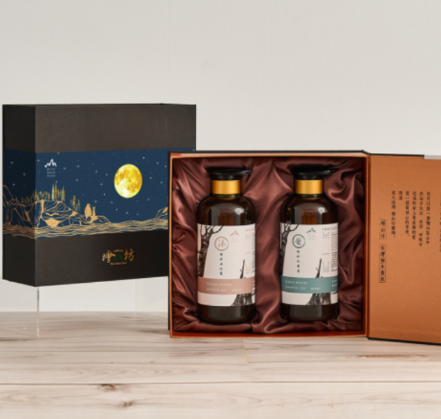 【中秋禮盒】敬沐尊爵黑禮盒  (沐浴露600ml+洗髮露600ml) 馬年禮盒,禮盒推薦,ESG企業,檜山坊,木木自然,香氛,台灣,精油,檜木, 沐浴, 洗髮,保濕,潤膚,護膚,禮物,外國朋友,中秋,端午,企業採購,客製化,禮盒,畢業,送禮,中秋,中秋禮盒,中秋送禮,伴手禮,農曆新年,推薦,春節,森林浴,芬多精,宜家