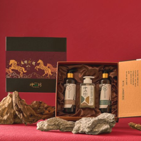 馬年禮盒【馬躍新程】禮浴護手尊爵黑禮盒 (沐浴露250ml+洗髮露250ml+洗手露330ml) 馬年禮盒,人氣禮盒,新年禮盒推薦,企業送禮推薦,ESG,天然精油,精油療效,檜木功效,精油品牌推薦,檜木香氛,檜木精油,檜木沐浴乳,檜木洗髮,檜木洗手,檜木,檜山坊,精油,禮物,中秋,端午,企業採購,客製化,禮盒,送禮,中秋,中秋禮盒,中秋送禮,伴手禮,天然沐浴乳,精油沐浴乳,家居用品