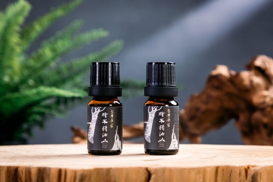 Two bottles of natural Taiwan hinoki essential oil +  tree of life mask fragrance button 天然精油,精油療效,檜木功效,精油品牌推薦,檜木香氛,檜山坊,木木自然,香氛,檜木精油,檜木,芬多精,舒緩壓力,薰香,按摩,淨化空氣,米提飯店,台灣,森林,插畫設計,限量,紀念款