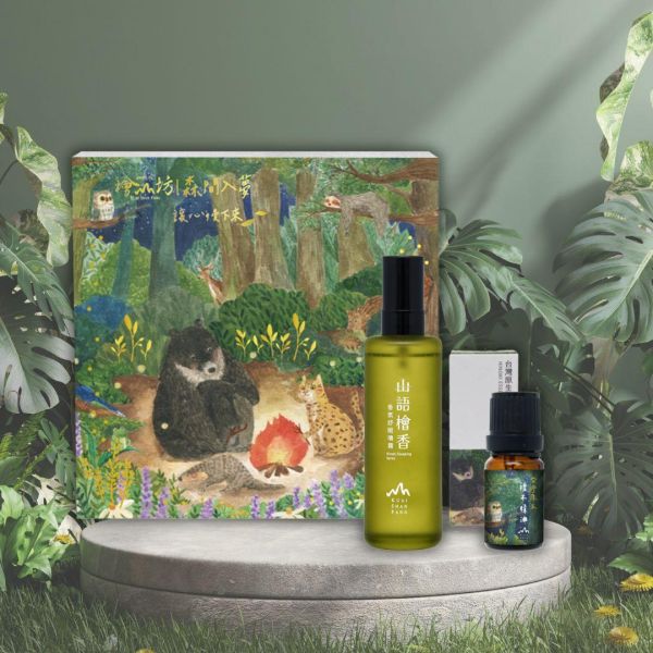 插畫聯名禮盒【森間入夢】山語檜香香氛舒眠噴霧60mL+檜木精油10mL(母親節禮盒) 蛤蟆先生去看心理師,山語檜香香氛舒眠噴霧,檜木香氛,舒眠噴霧,助眠香氛,無酒精香氛,織品適用香氛,枕頭噴霧,寢具香氛,薰衣草精油,洋甘菊精油,天然植萃香氛,寵物友善香氛,孕婦適用香氛,車內擴香,旅行香氛,放鬆舒壓,睡前香氛,檜山坊