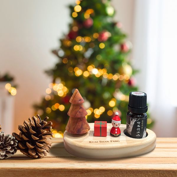 香香聖誕樹【檜山坊】聯名台灣衫擴香木座精油組 聖誕禮物,聖誕節禮物,聖誕交換禮物,聖誕節送禮推薦,聖誕節香氛禮盒,檜山坊,樂樂木,聯名禮盒,香氛禮盒,擴香木座,檜木精油,香氛小物,居家香氛,辦公室香氛,永續木作,FSC認證木材,木質香氣,香氛擴香,節慶禮物,質感送禮,療癒香氛,居家佈置,節日香氛,自然香氣,無火香氛