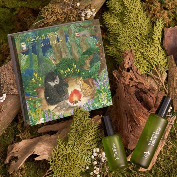 聯名禮盒預購【森間入夢】山語檜香香氛舒眠噴霧60mL+30mL 蛤蟆先生去看心理師,山語檜香香氛舒眠噴霧,檜木香氛,舒眠噴霧,助眠香氛,無酒精香氛,織品適用香氛,枕頭噴霧,寢具香氛,薰衣草精油,洋甘菊精油,天然植萃香氛,寵物友善香氛,孕婦適用香氛,車內擴香,旅行香氛,放鬆舒壓,睡前香氛,檜山坊